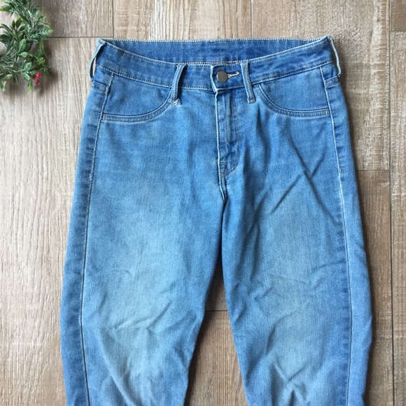 SOLD     H&M Light Washed Skinny Ankle Blue Jeans - Picture 3 of 8